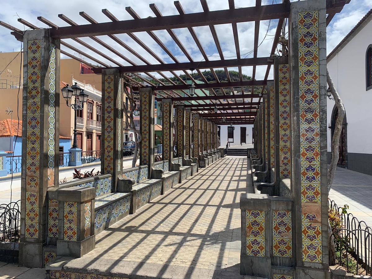 La histórica ⛩ pérgola de Tazacorte , al 'peluquero' 💇🏻‍♀️ en cuarentena 