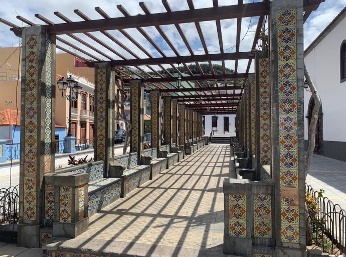 La histórica ⛩ pérgola de Tazacorte , al 'peluquero' 💇🏻‍♀️ en cuarentena 