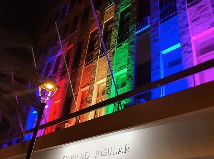 Colores contra la LGTBIfobia 🌈en la fachada del Cabildo de La Palma 🏳️‍🌈