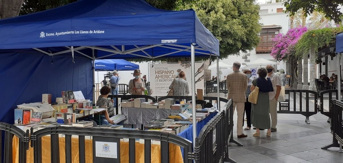 Los libros 📖📚 ‘toman’ la Plaza de España con las firmas 🖋 de ejemplares del Festival Hispanoamericano de Escritores😀