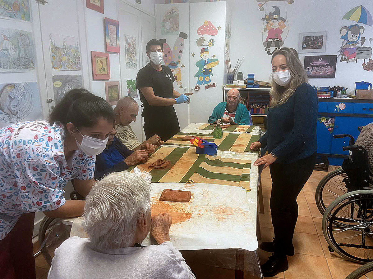Los mayores 👴👩‍🦳del Hospital de Dolores aprenden cerámica😃