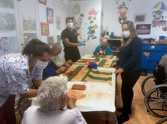 Los mayores 👴👩‍🦳del Hospital de Dolores aprenden cerámica😃