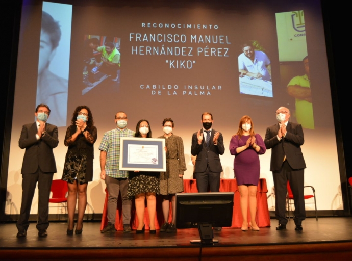 La Palma enaltece 👏 la labor de Kiko Hernández en un homenaje póstumo🏅 al que fuera su coordinador de emergencias🚒🚑🚨 