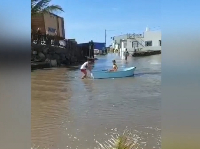 En barca 🛶 por 'las calles' 👧👦 de La Bombilla😁