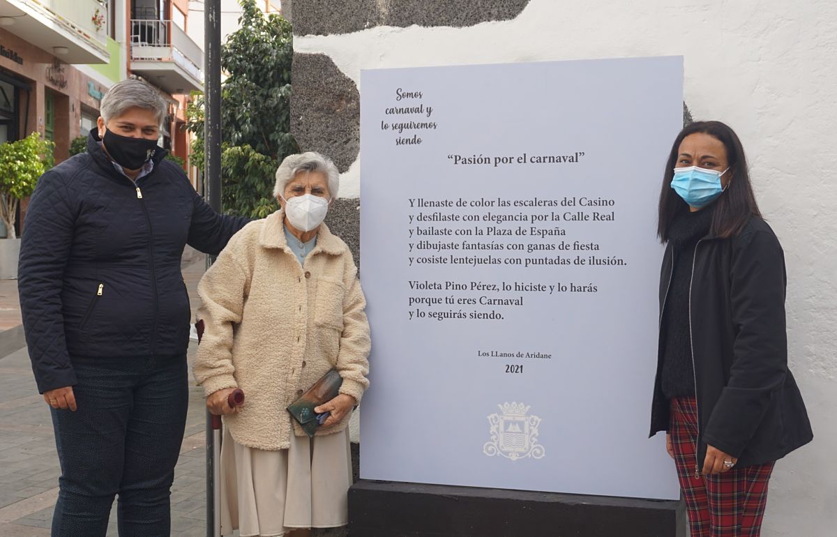Los Llanos rinde homenaje 👏🎖 a Violeta Pino tras una vida vinculada al carnaval🎊🎭