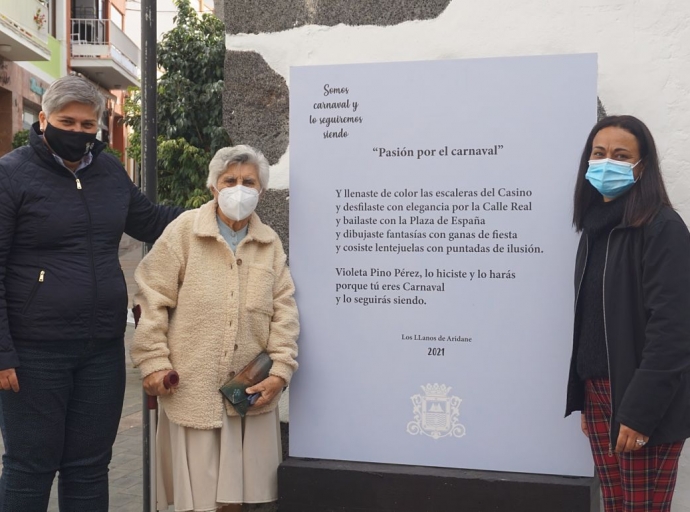 Los Llanos rinde homenaje 👏🎖 a Violeta Pino tras una vida vinculada al carnaval🎊🎭