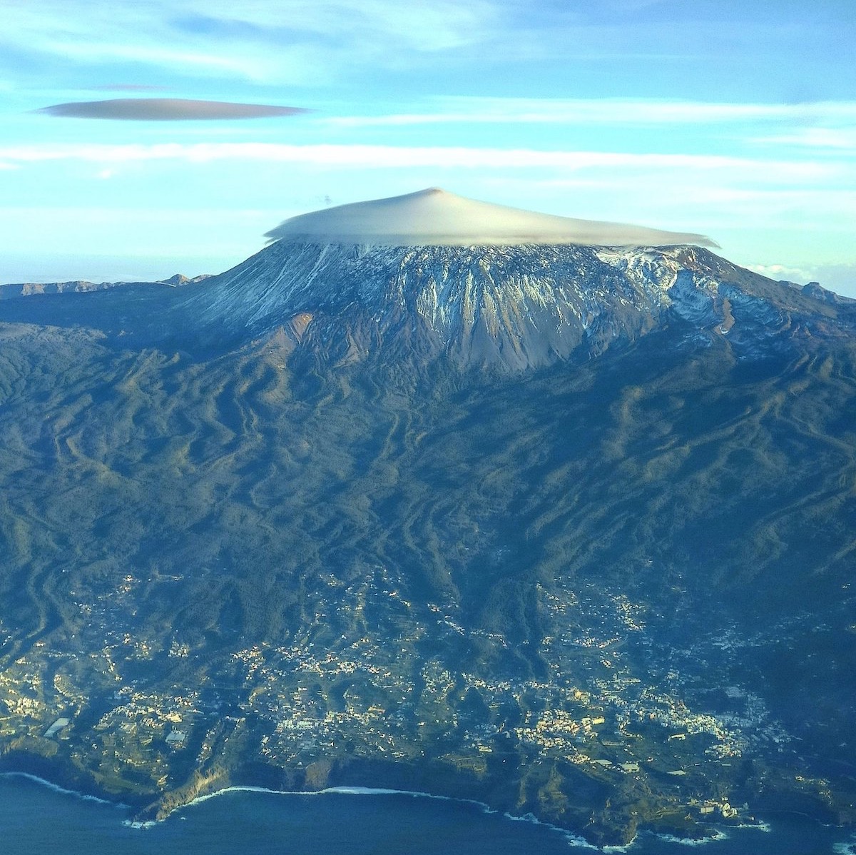 ⛅ El sombrero más 'elegante' que se ha puesto El Teide 🏔️