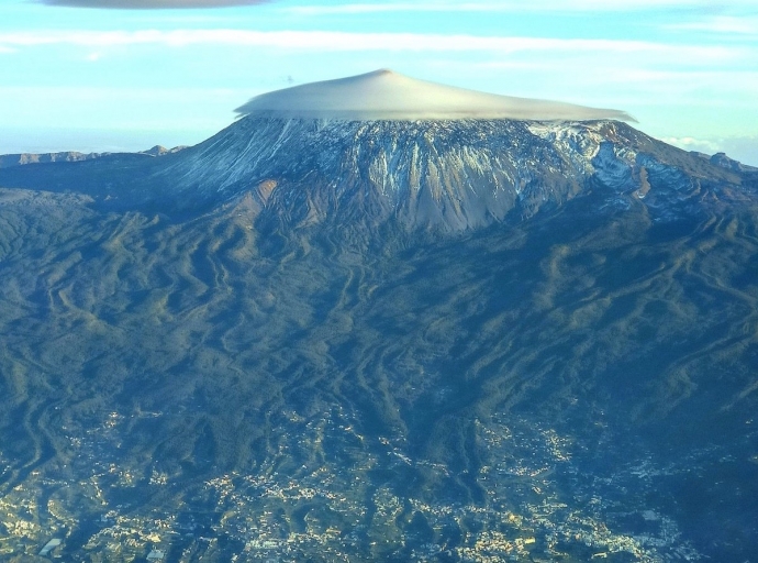 ⛅ El sombrero más 'elegante' que se ha puesto El Teide 🏔️