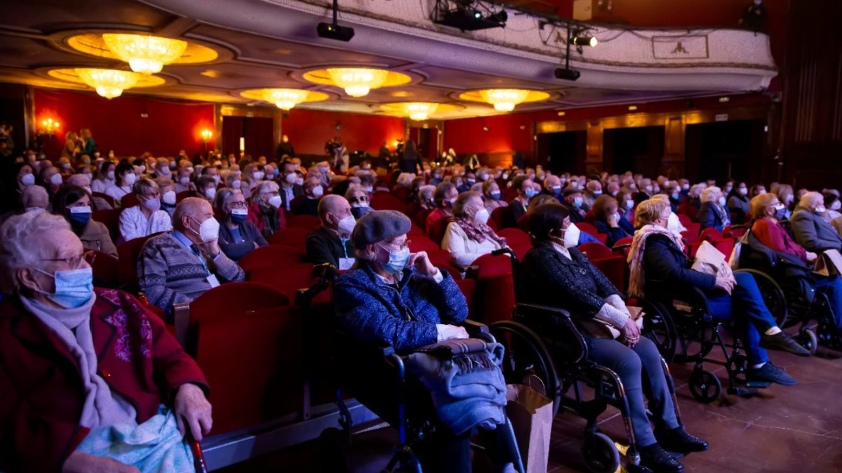 Foto simbólica del triunfo de la 👩‍🔬 ciencia sobre la COVID🦠: los mayores 👵👴 vuelven al Teatro