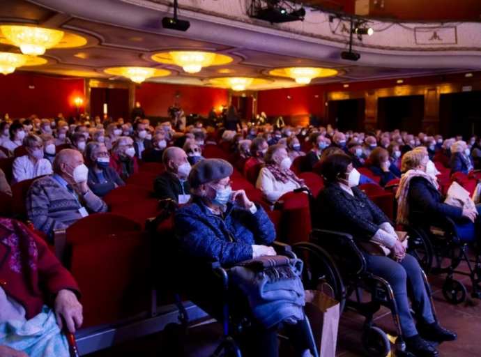 Foto simbólica del triunfo de la 👩‍🔬 ciencia sobre la COVID🦠: los mayores 👵👴 vuelven al Teatro