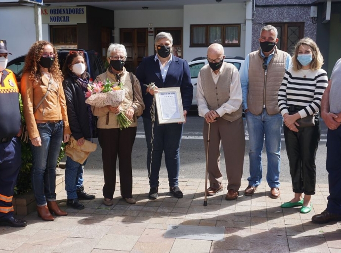 Homenaje en su 84🎂 cumpleaños a Don Antonio, el primer agricultor👨‍🌾🚜 del Mercadillo de Los Llanos