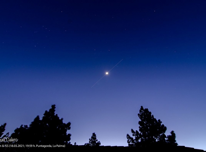 La 🛰Estación Espacial Internacional y la 🌛Luna  se ‘citan’ frente a La Palma😍 