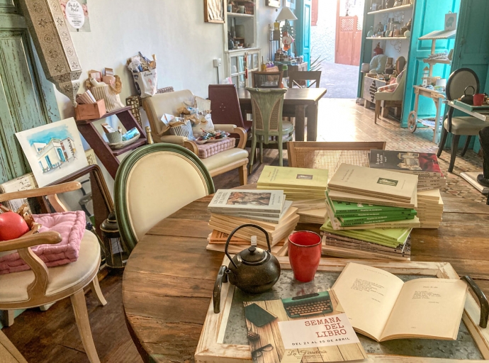 La ☕🍰 Ferretería de Tazacorte celebra su primera Semana del Libro📖 dedicada a la literatura canaria y palmera