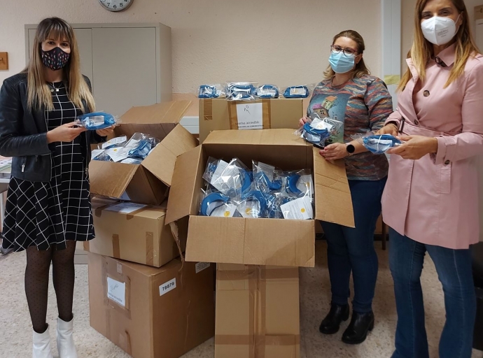 Distribuyen 750 mascarillas accesibles entre los 👩‍🏫profesores para facilitar la educación a los alumnos con sordera🧏‍♀️🦻 