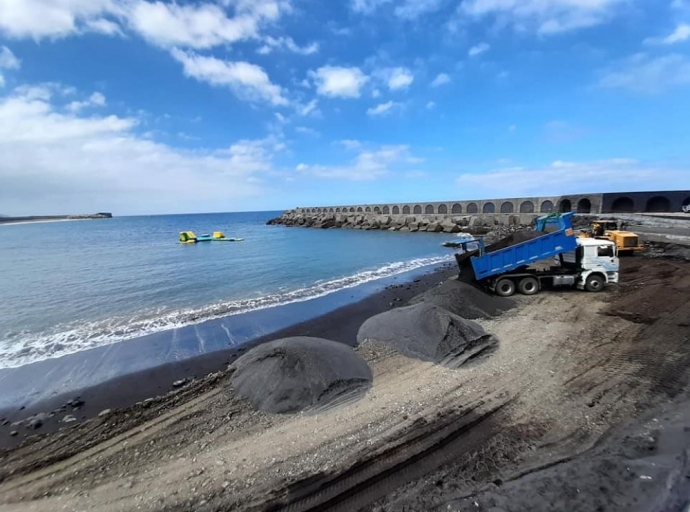 La playa🌊 del Puerto de Tazacorte🏖 se pone a punto para el verano☀