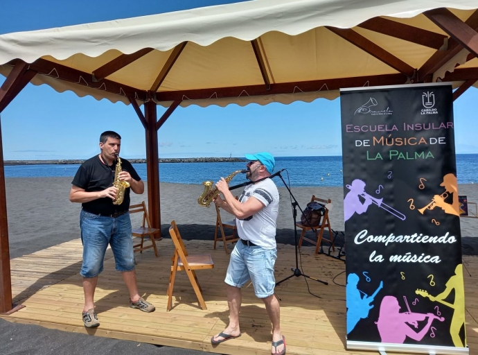 La Escuela Insular de Música🎷🎻🎶 traslada las aulas a la playa🏖 capitalina