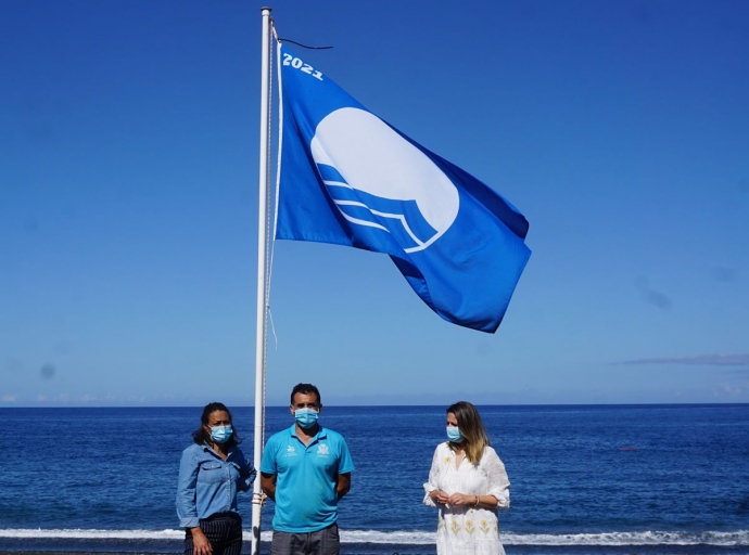 La 🏳bandera azul ya ondea en las 🌊playas llanenses