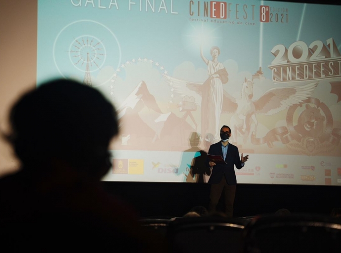 El 👨‍🏫CEIP La Rosa-Camino Viejo se alza con el 🥈Segundo Premio de Primaria de Cinedfest 8🎥