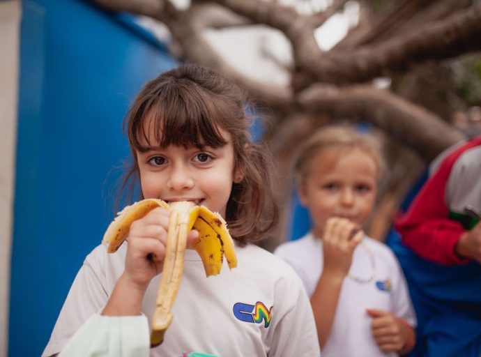 Recreos solidarios con plátano palmero en el colegio lagunero de Nuryana