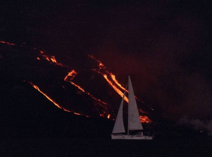 Un barco pasa frente a la lava del volcán de Cumbre Vieja en La Palma. / Dan Kitwood/Getty Images