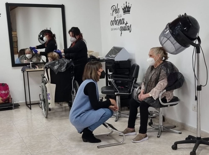 Fuencaliente habilita una 💇‍♀️✂peluquería en su Centro Día 👵🧓