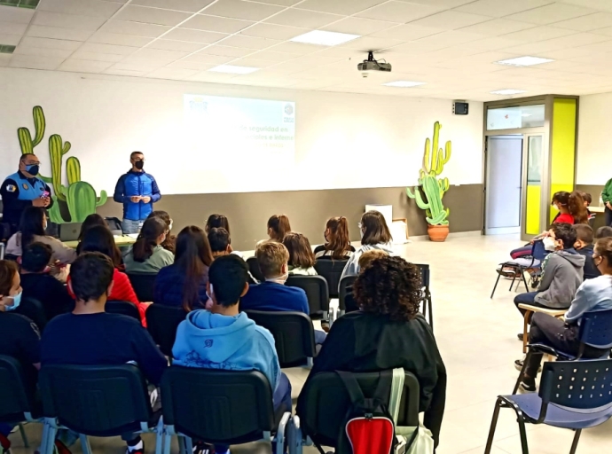 La 👮‍♂️Policía Local de Los Llanos forma al alumnado👧👦 de primaria en ciberseguridad📱💻 