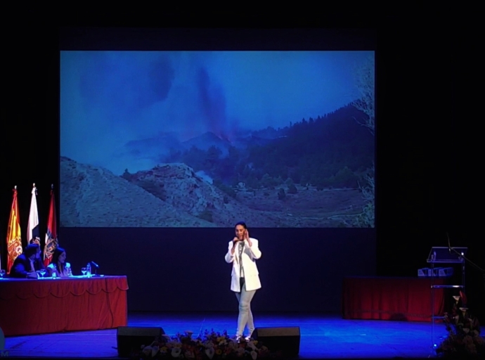 La joven emiretense, Claudia Abela, 🎤canta a los palmeros su canción ‘🌋Ríos de fuego🔥”