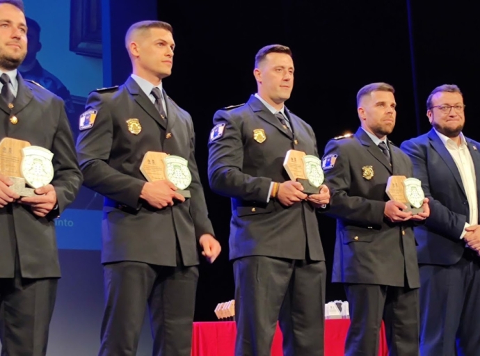 La capital 👏🏅homenajea a los agentes de la 👮🏻‍♂️👮🏻‍♀️Policía Local por su labor 