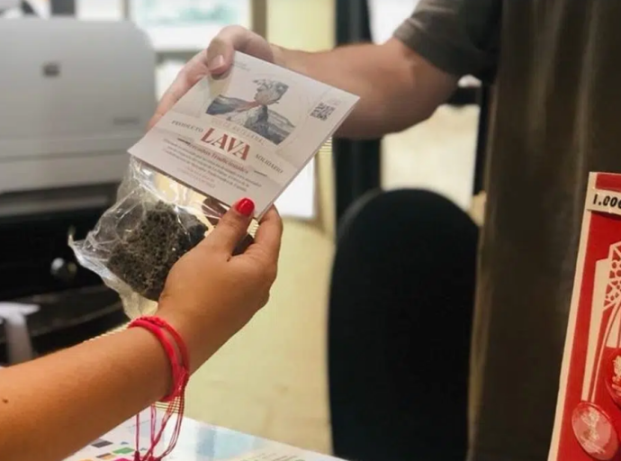 Un 🍰pastelero diseña lava🌋 comestible a beneficio de los afectados del volcán😊