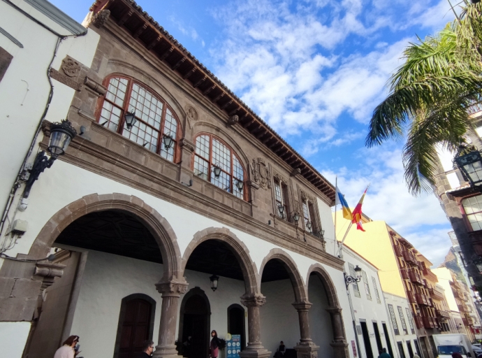 La Investigadora📚 y la agrupación Tajadre🎤 recibirán la 🏅medalla de la Muy Noble y Leal Ciudad de Santa Cruz de La Palma