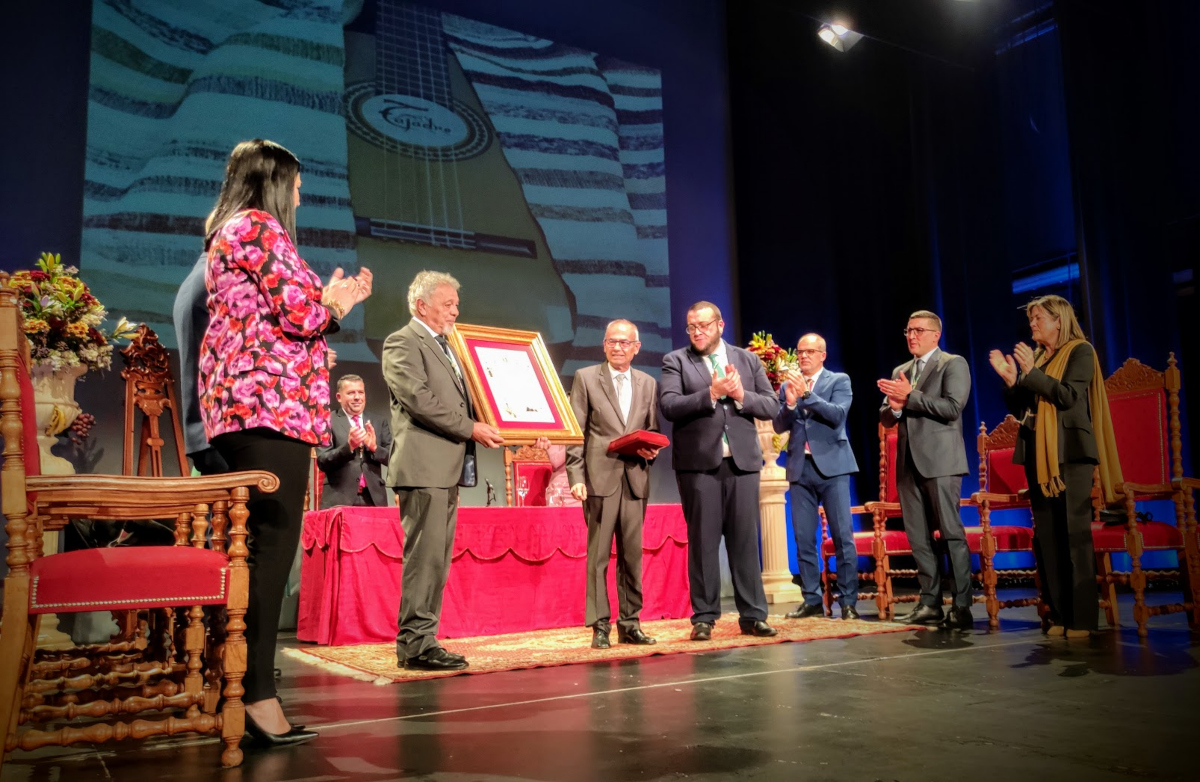 Tajadre🎤 recibe la 🏅medalla de la Muy Noble y Leal Ciudad de Santa Cruz de La Palma 