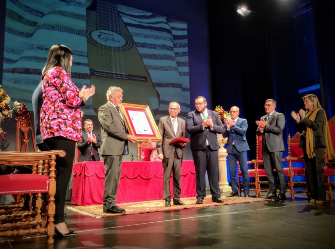 Tajadre🎤 recibe la 🏅medalla de la Muy Noble y Leal Ciudad de Santa Cruz de La Palma 