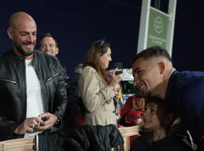 Pablo, el 👦niño afectado por el volcán cumple su sueño de conocer a 🔴'La Roja'⚽