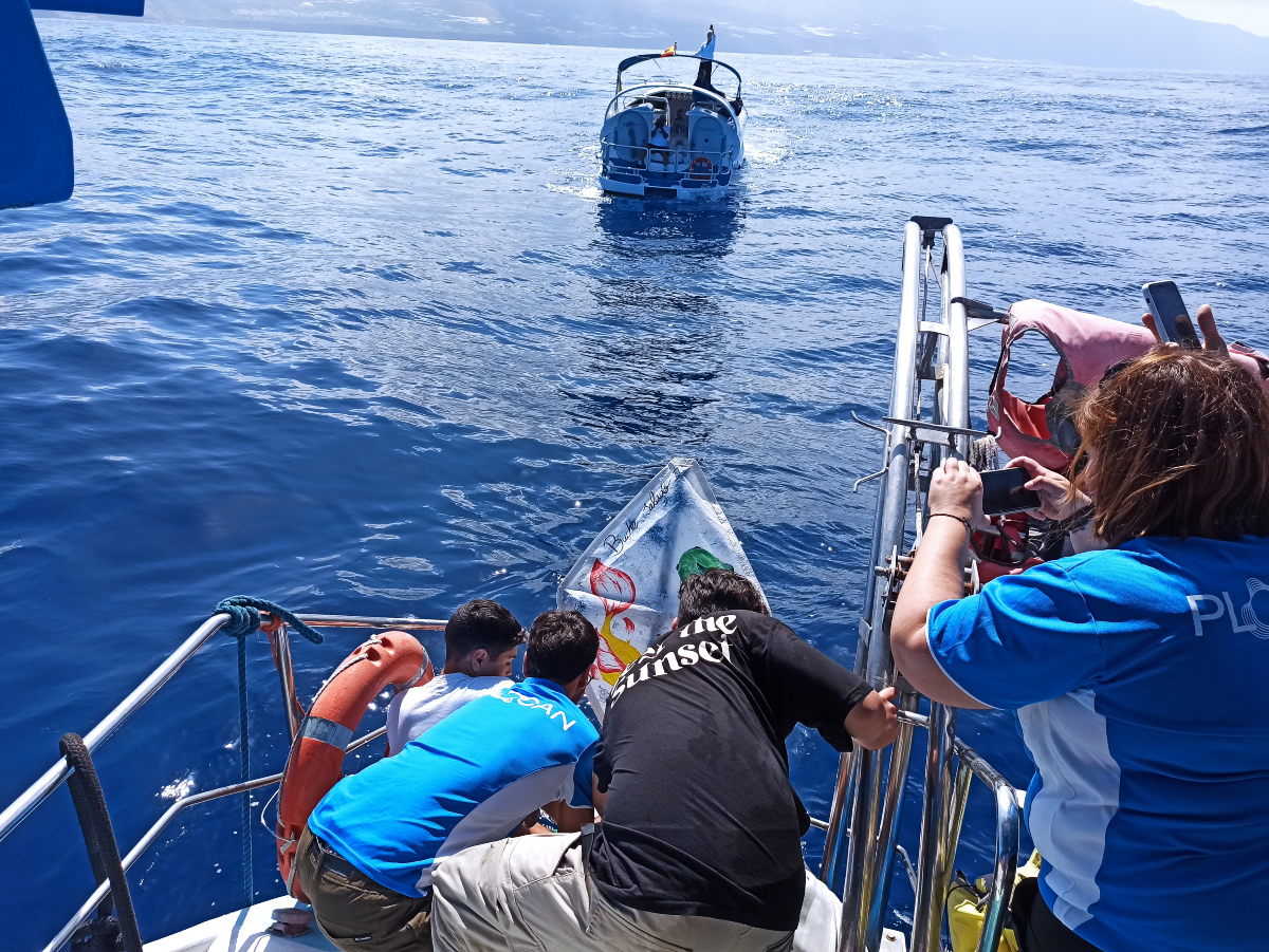 👦👧Alumnos de Los Llanos lanzan al mar un ⛵bote educativo para cruzar el 🌊Atlántico