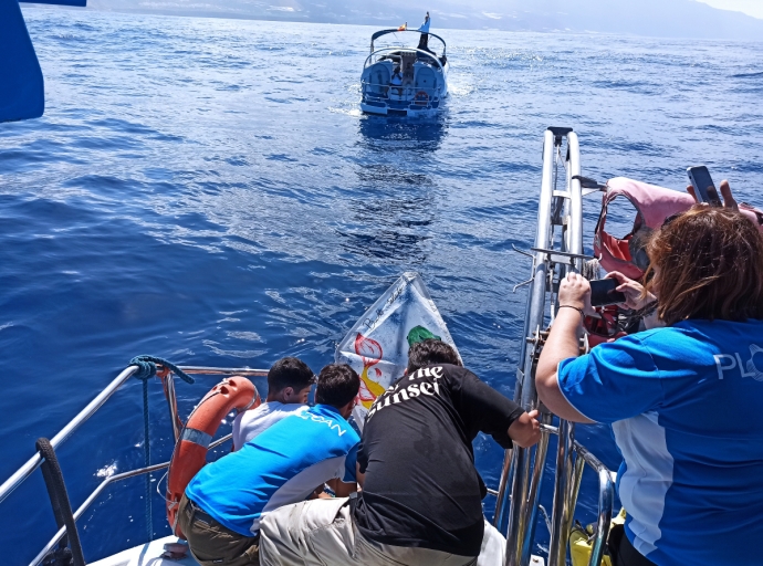 👦👧Alumnos de Los Llanos lanzan al mar un ⛵bote educativo para cruzar el 🌊Atlántico