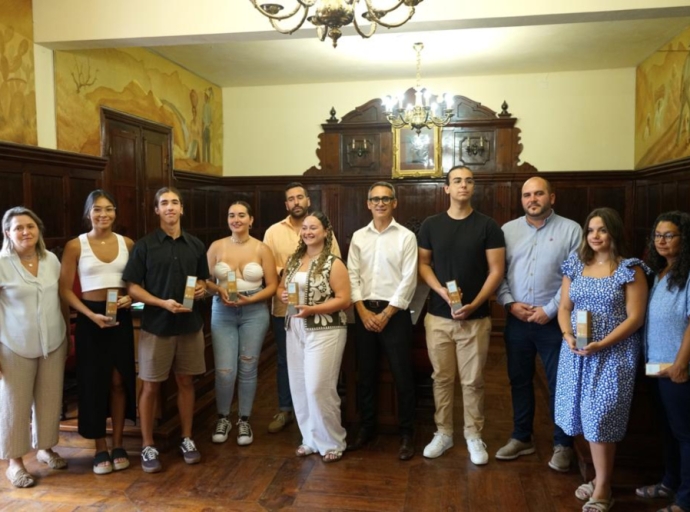 Los Llanos reconoce a los 👧mejores estudiantes👦 del municipio