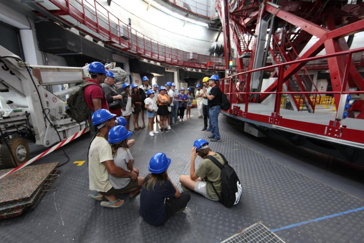 Los 👨‍🦰👩‍🦰vecinos de Garafía visitan el Observatorio🔭 en una jornada de convivencia 