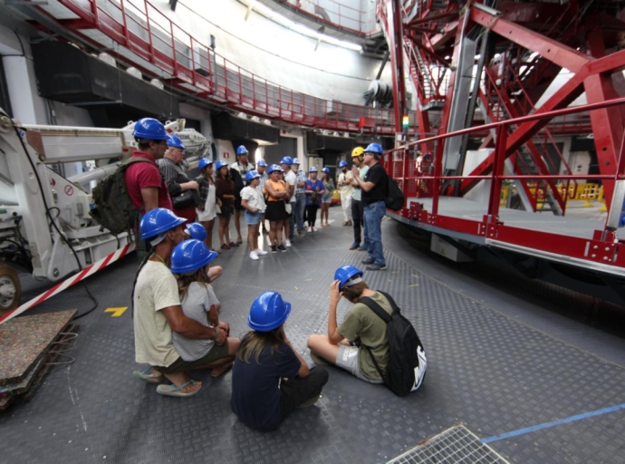 Los 👨‍🦰👩‍🦰vecinos de Garafía visitan el Observatorio🔭 en una jornada de convivencia 