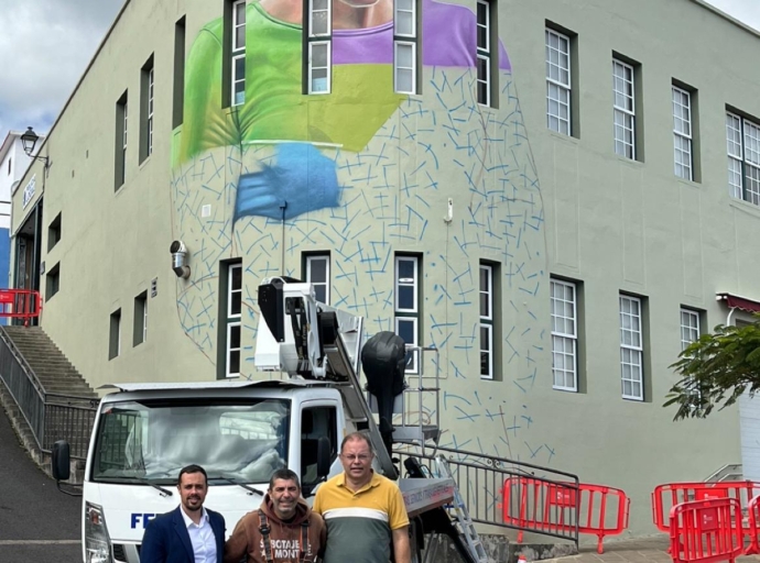 Mazo y 'Sabotaje al Montaje' crean un 🖼️mural🖌️ en el Mercadillo Municipal 