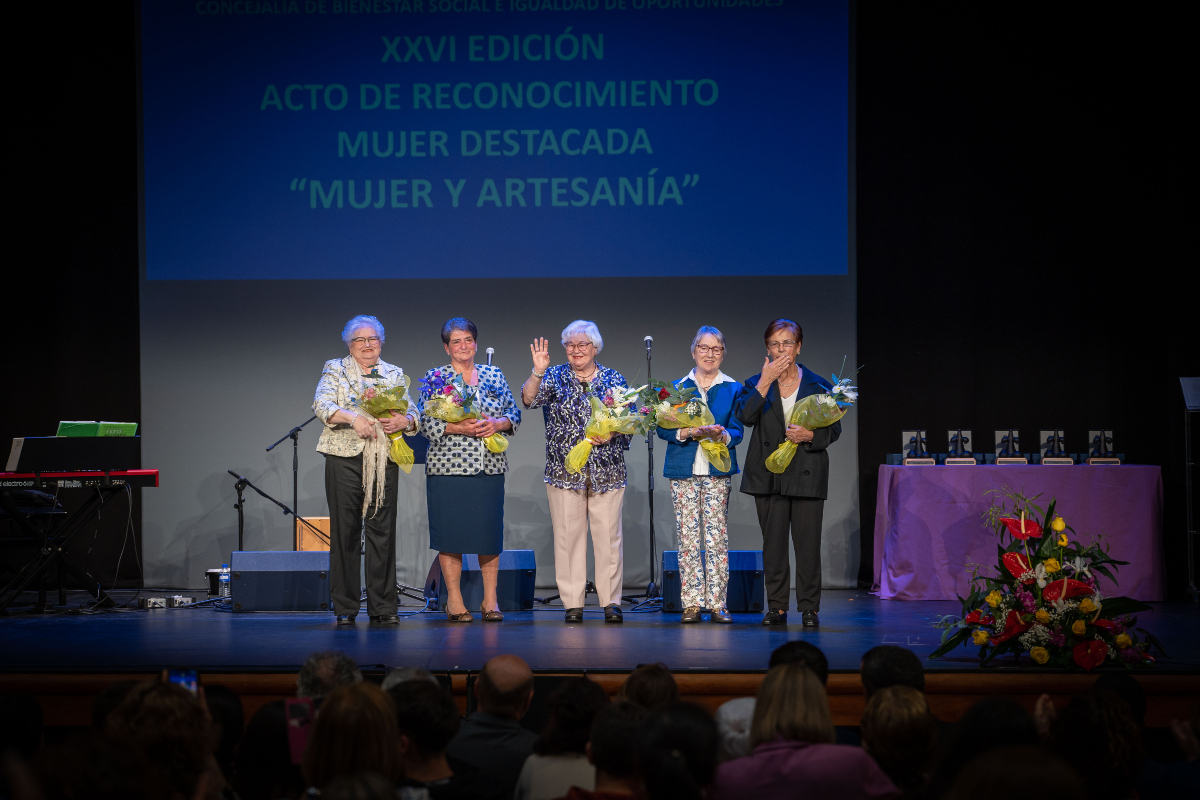 Santa Cruz de La Palma premia🏆 el tesón y la trayectoria vital de las artesanas🤚👵 