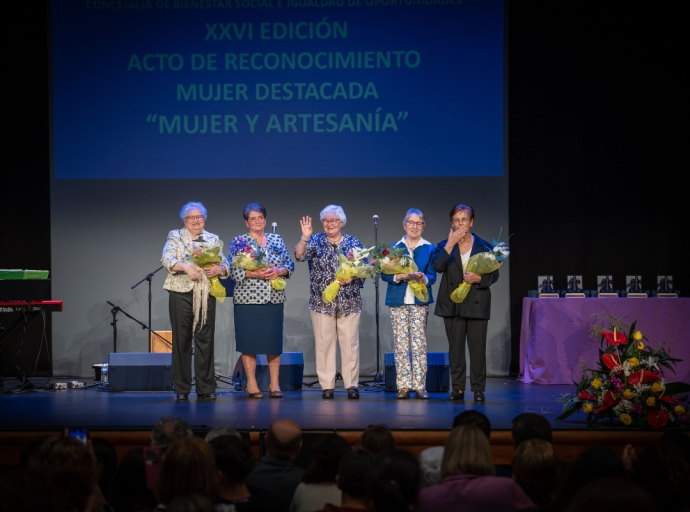 Santa Cruz de La Palma premia🏆 el tesón y la trayectoria vital de las artesanas🤚👵 