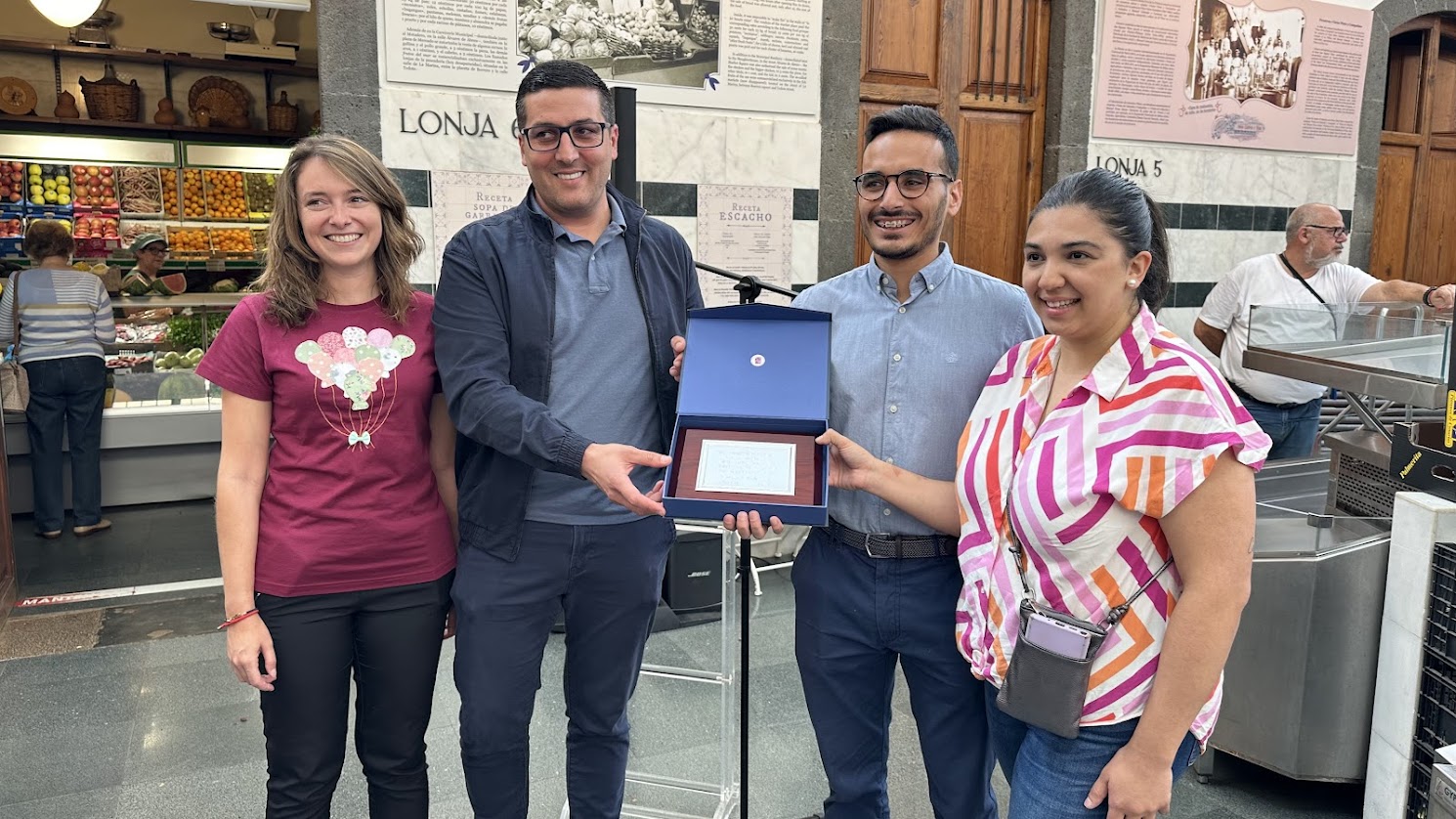 El ayuntamiento capitalino 🏫 homenajea a la vecina Cristina Herrera en la Semana de La Recova 🥕