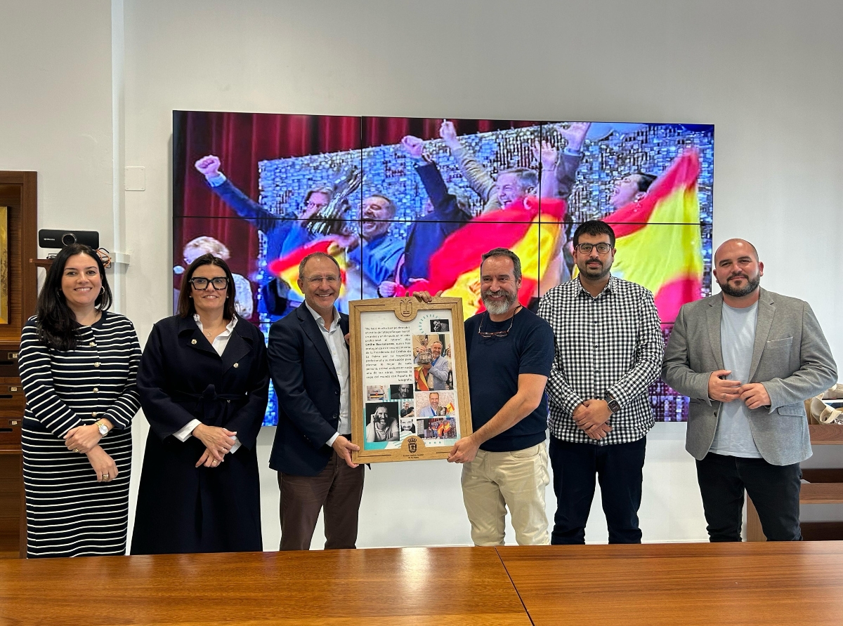 Reconocimiento a Emilio Barrionuevo📸 tras triunfar en la 🏆Copa del Mundo de Fotografía