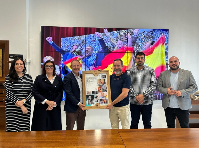 Reconocimiento a Emilio Barrionuevo📸 tras triunfar en la 🏆Copa del Mundo de Fotografía